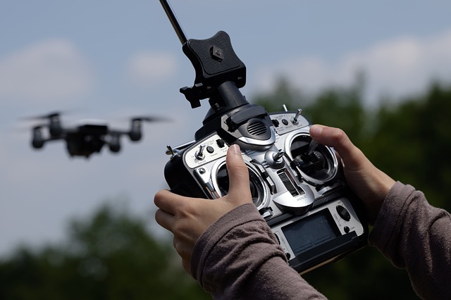 řídit dron